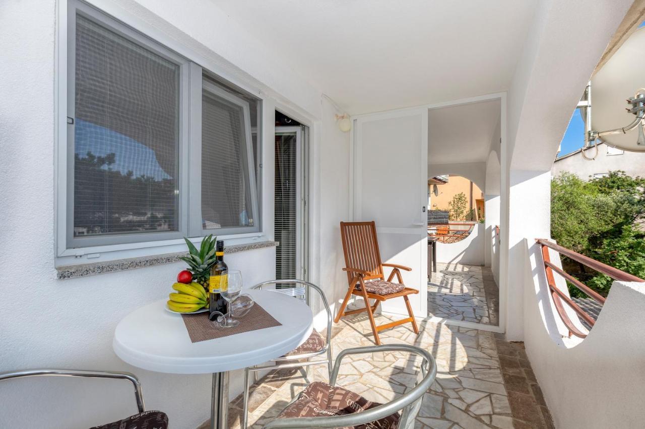 Apartmani Luky Karlobag Exterior foto