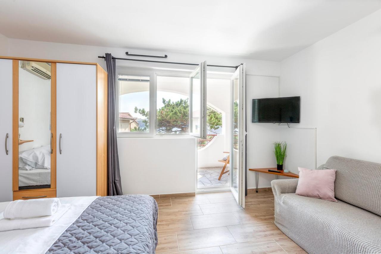 Apartmani Luky Karlobag Exterior foto